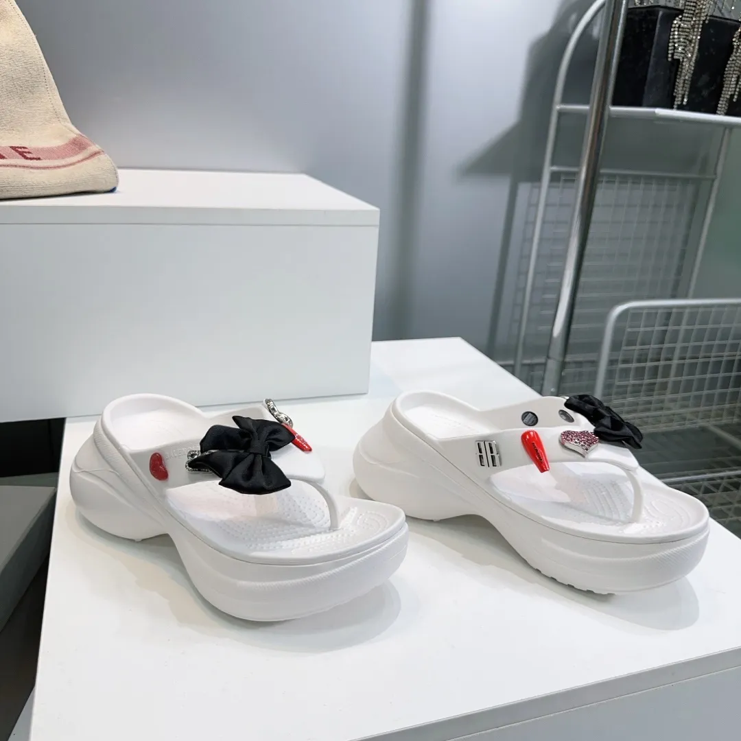 👟👟Ex-factory price 440👟👟 Top quality🔥Balenciaga 25 spring and summer latest thick-soled rubber jelly shoes flip-flops! 25 new spring dark horse items, fashion bloggers at home and abroad have put on foot shows, popular on social platforms at home and abroad, fashionistas must buy, various Parisian elements hardware buckle DIY, highly brand recognition All hardware is re-engraved and made with heavy gold molds Ingenious craftsmanship, accurately restoring every detail Original open-mold EVA rubber and plastic one-piece outsole Super light on the foot, a proper height-increasing artifact with an outsole height of 6cm Original full set of packaging Code number: 35-42 (40, 41, 42 are non-refundable) with original packaging